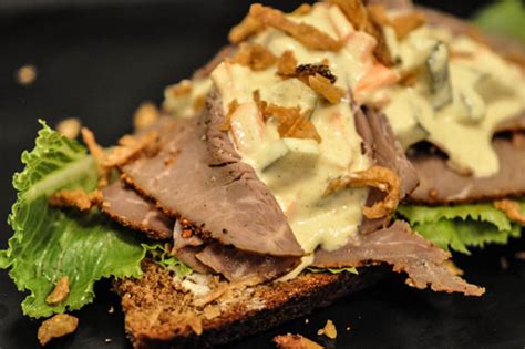 Rostbiffmacka med remouladsås .